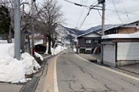 白川村役場前の道路
バス停も見えます