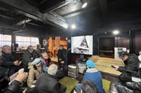 田島家養蚕歴史館館長の
三島敏樹氏による解説